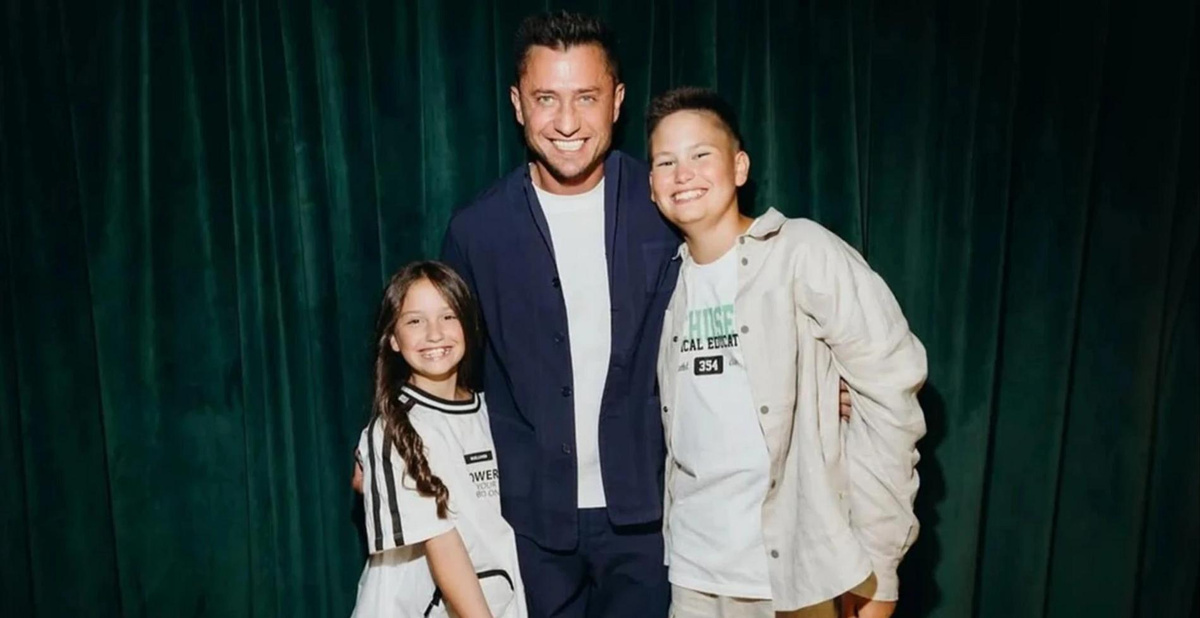    Павел Прилучный с сыном Тимофеем и дочерью Мией. Фото: Инстаграм (запрещён в РФ) @bugevuge