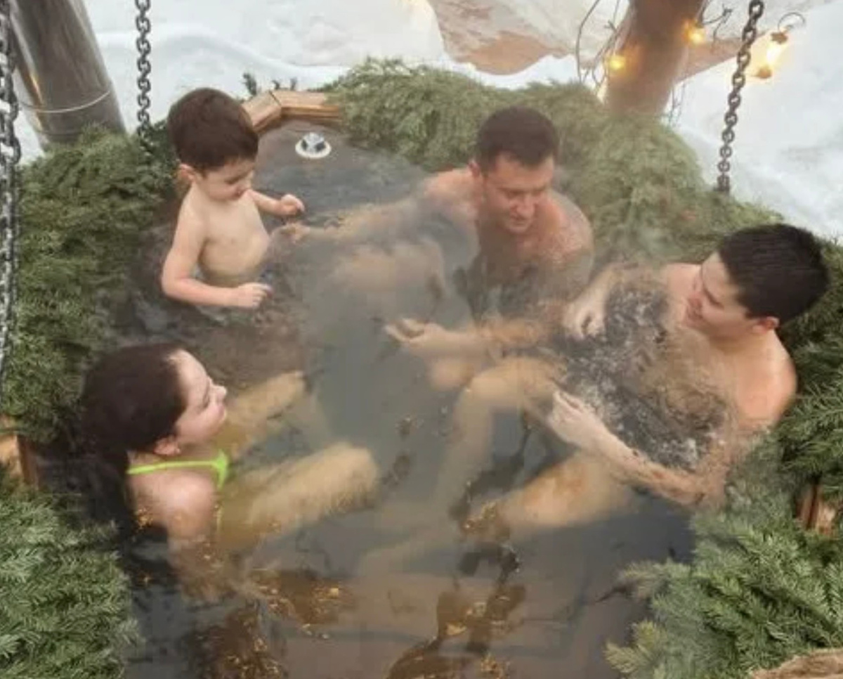    Павел Прилучный со своими детьми. Фото: Соцсети Зепюр Брутян