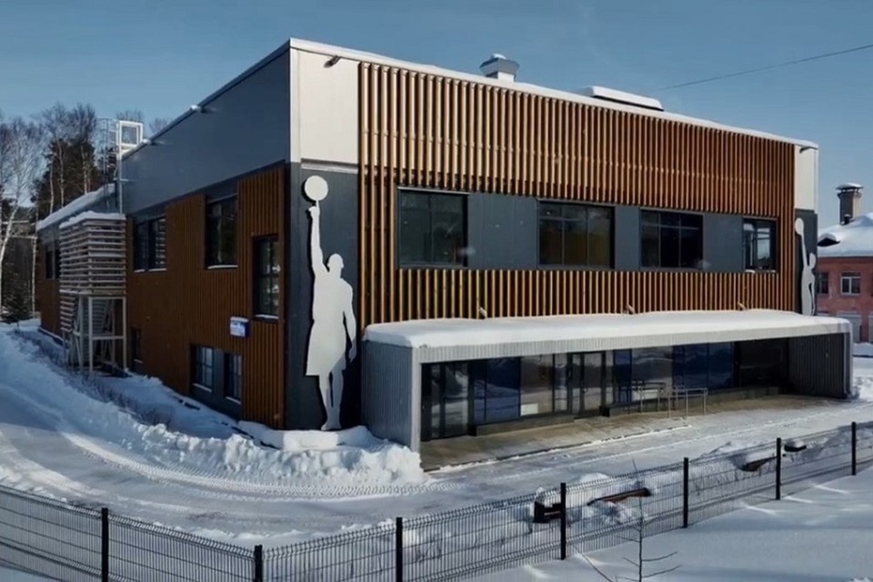    В здании комплекса будут проводить занятия по самбо, волейболу и футболу. Фото: скриншот из видео в telegram-канале Алексея Свалова