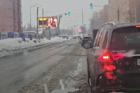    Мужчина, похожий на Дикина, посчитал, что ему не уступили дорогу, и начал грубо себя вести на дороге