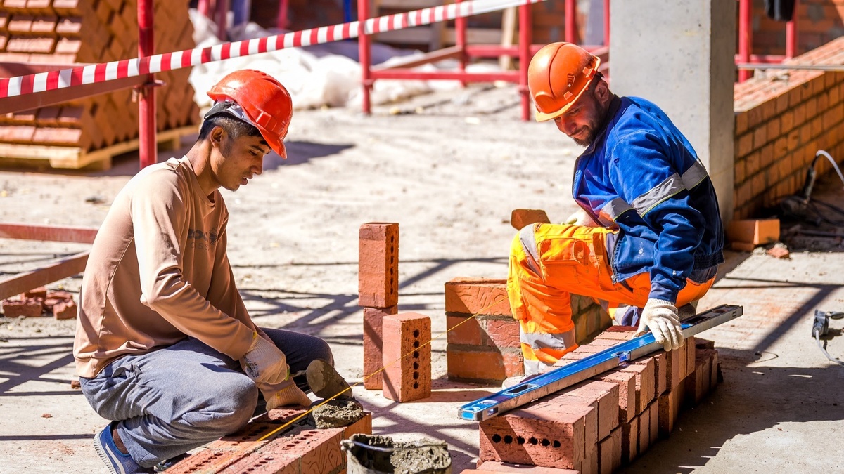    Дептруда Югры запустил опрос о сохранении ограничений для иностранных работников в 2027 году