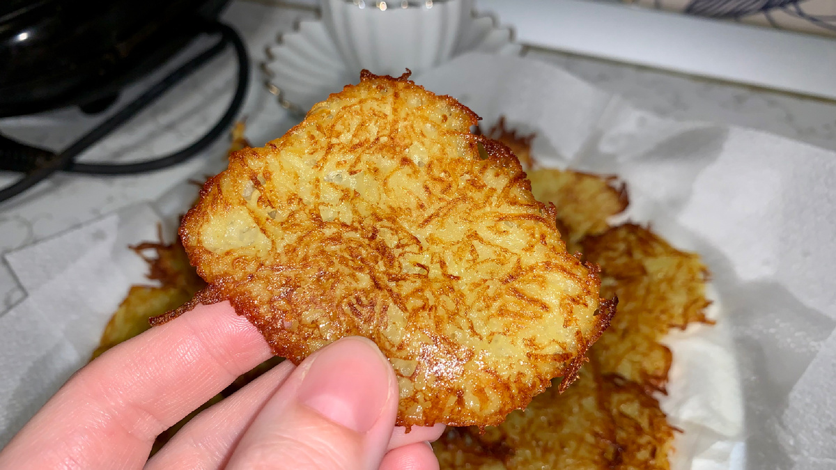 Драники в фокусе. В вечернее время пользуюсь вспышкой на смартфоне. Довольно не плохо получается, но лучше все же фото делать в дневное время и при хорошей освещенности.