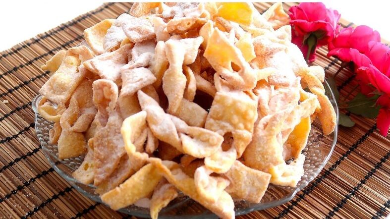 Классический хворост на водке – хрустящее лакомство, которое возвращает в детство