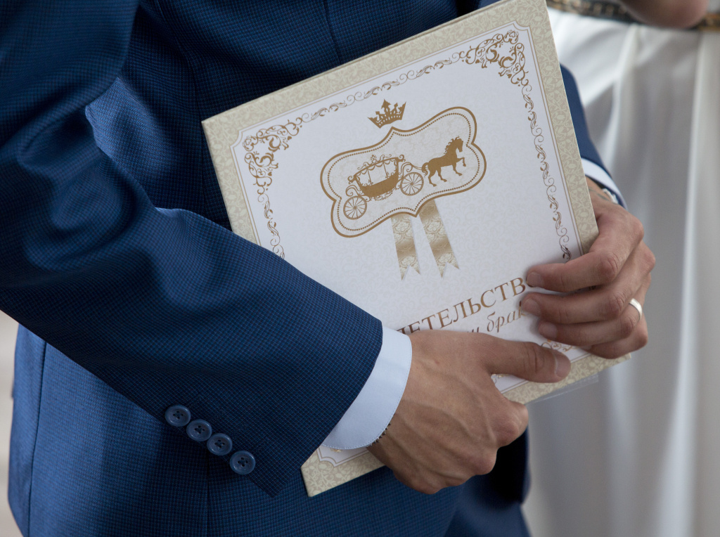    Суд в Нефтеюганске признал недействительным брак, заключенный для получения российского гражданства