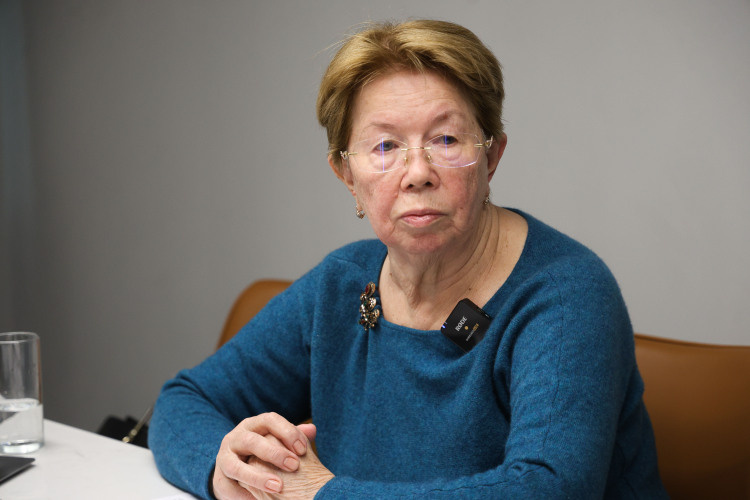    Ашрапова как первый заместитель председателя правления в 90-е выстраивала структуру банка, следила, чтобы он выполнял все требования ЦБ, привлекала новых клиентов. По ее словам, с сотрудниками всегда были хорошие отношения.   
Фото: Андрей Титов