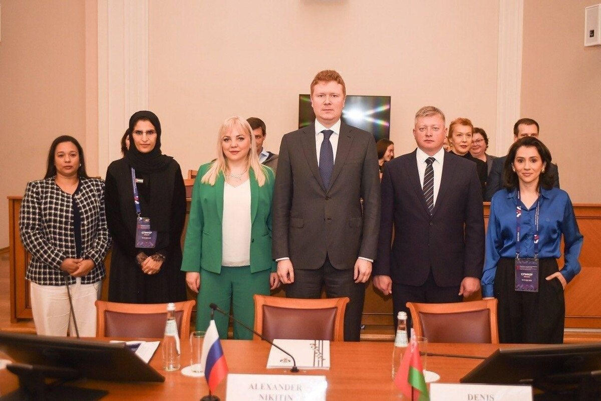 пресс-служба РУСАДА📷Гендиректор РУСАДА Вероника Логинова (третья слева) на круглом столе Международного антидопингового клуба стран — участниц и партнеров БРИКС, ноябрь 2025 года.