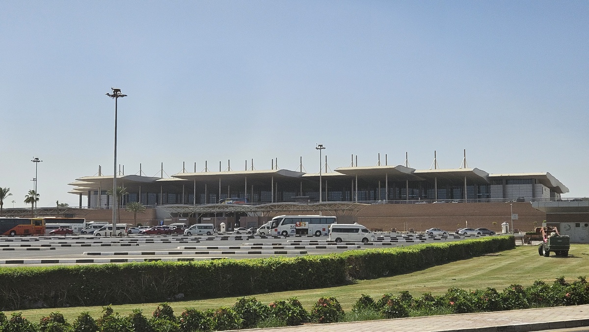 А это — новый терминал воздушной гавани Хургады, которому лет лишь 10! Фото с Викисклада: https://commons.wikimedia.org/wiki/File:20251008_Hurghada_International_Airport_01_(71548).jpg