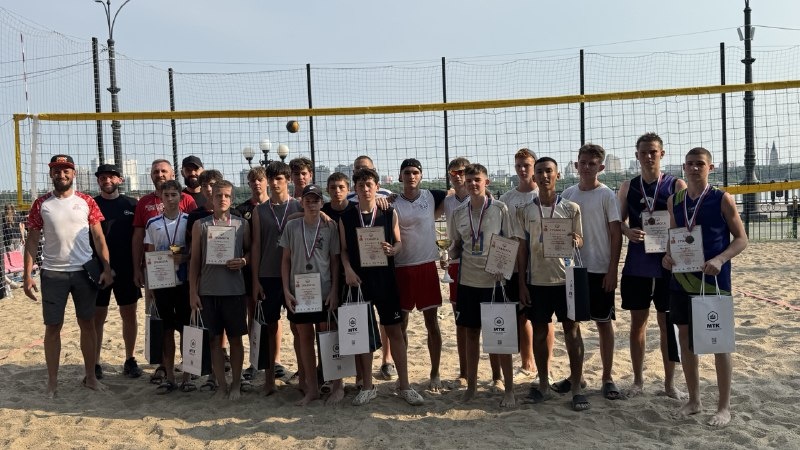 В свободное от учёбы время будущий бизнесмен пропадал в спортзале. Волейбол, футбол, забеги – спортивная жизнь кипела. И знаете что? До сих пор Павел выступает под флагами университета. Формально выпускник. По сути – свой.