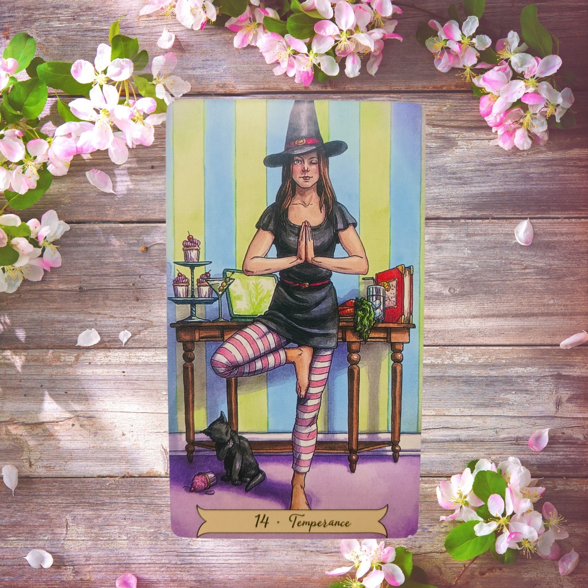 Карты показывают, что день будет благоприятен для поиска баланса и внутренней гармонии, возможно, через умеренность в поступках и эмоциях.