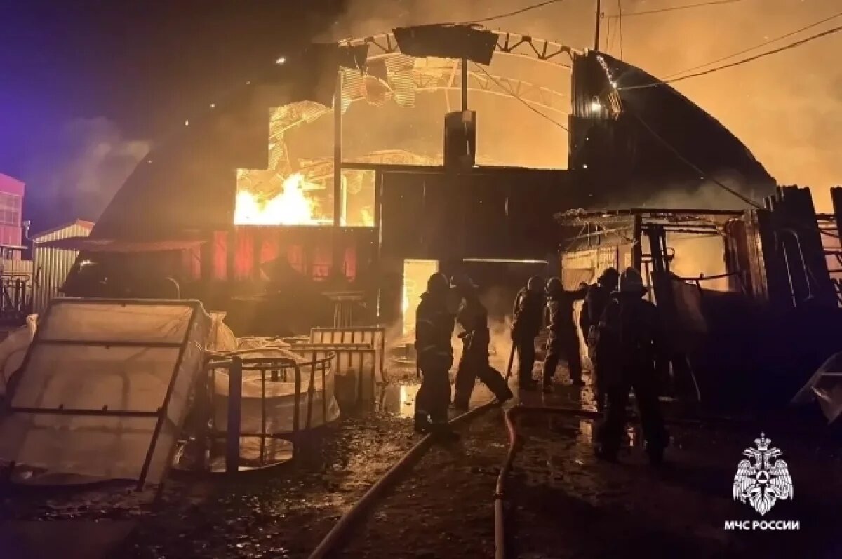    Склады с пластиковыми изделиями вспыхнули на площади 600 кв.м. в Краснодаре