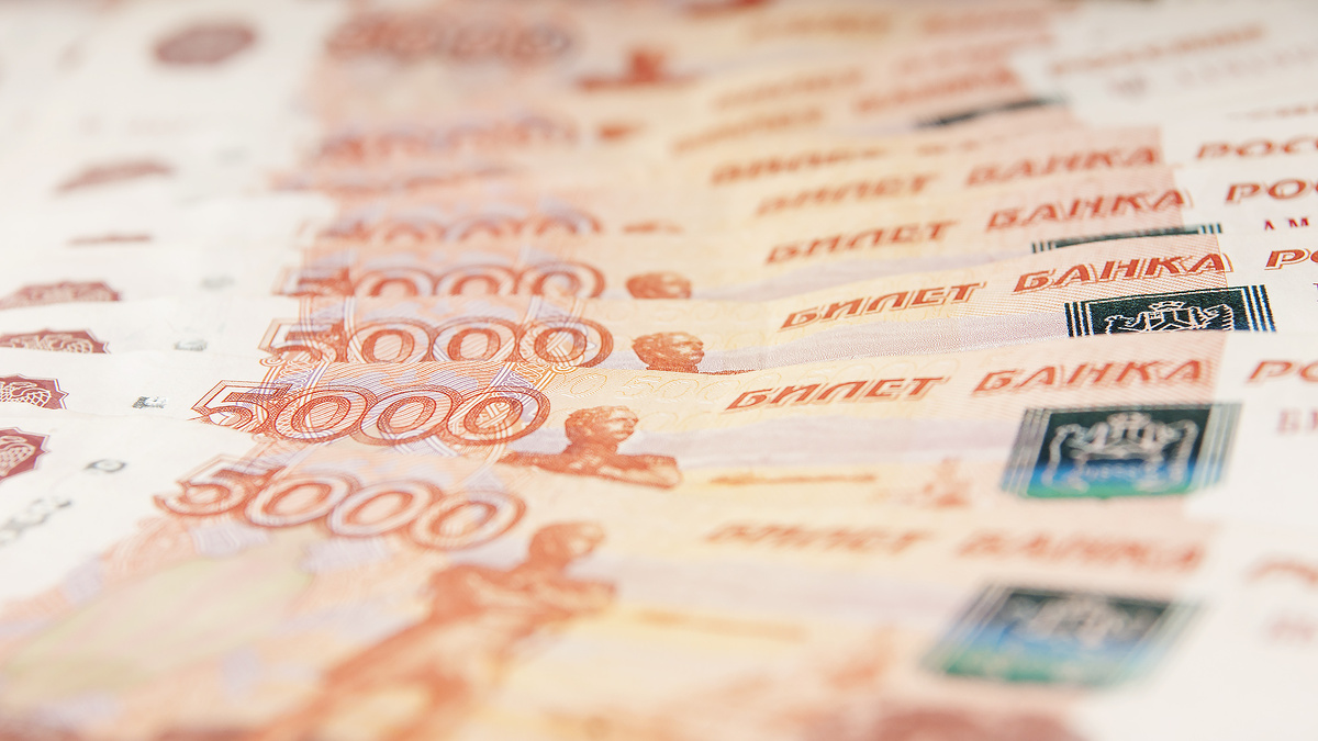    Деньги рубли пятитысячные купюры ТАСС