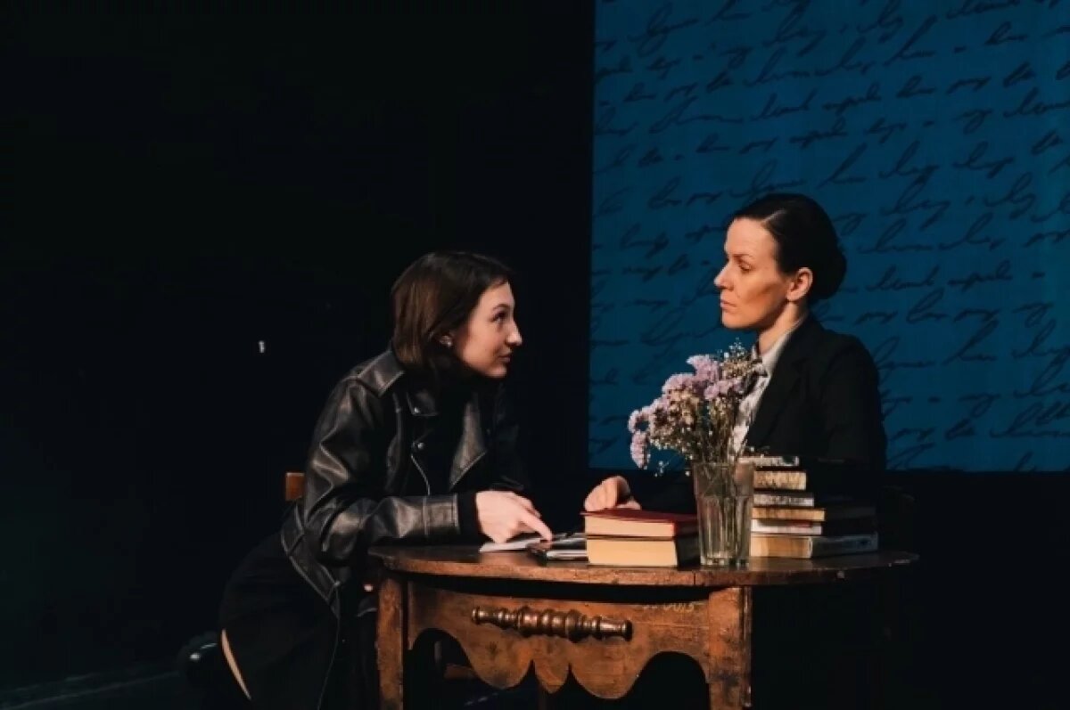    На сцене две актрисы, но четыре персонажа