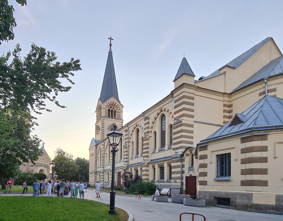 Старосадский переулок, 11/1с2 - Лютеранский собор Петра и Павла 1905 года, архитектор Вильям Валькот, Виктор Коссов