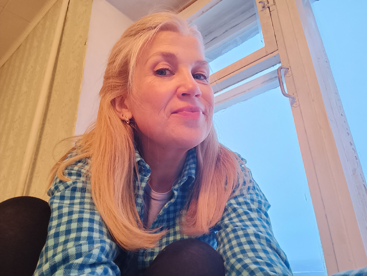 Счастливая Светланочка на подоконнике своей новой квартиры 🥳