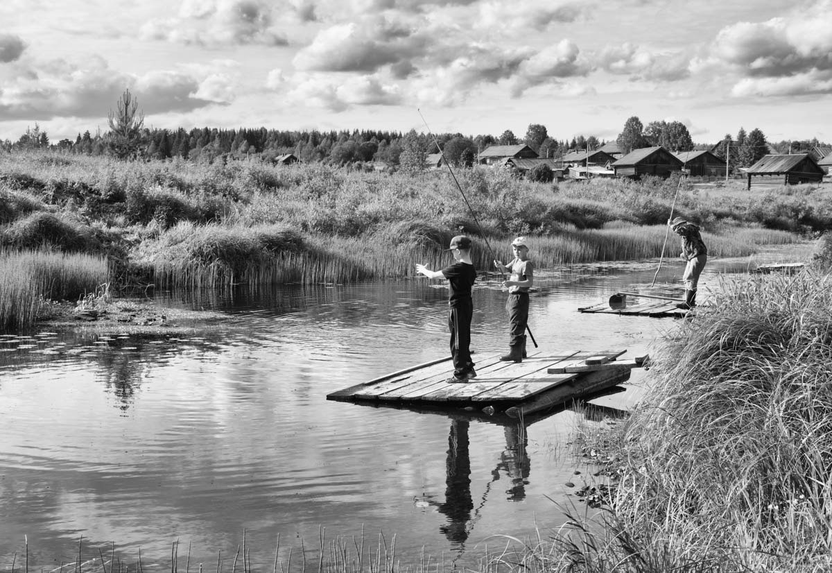 Дети в деревне на каникулах , тут нет интернета и они живут полноценной жизнью.