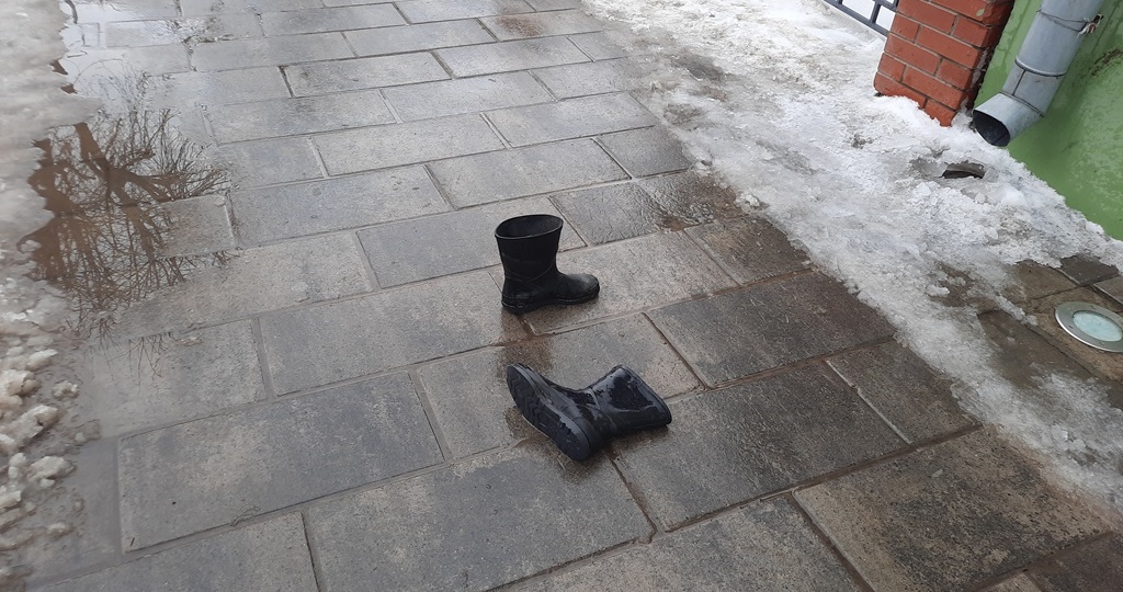 А вы сапоги не теряли? Почуявшие весну жители Сызрани начали разуваться прямо на улице