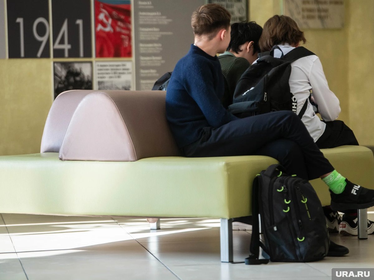     Учителя дежурят на переменах в коридорах и слушают, что обсуждают дети