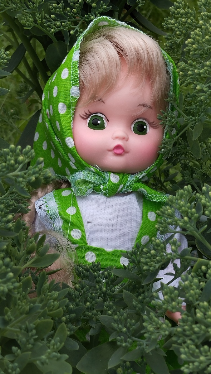 Женщина, есть женщина: организм сложный, механизм неуправляемый, действия непредсказуемые... На фото кукла Сашенька из моей коллекции. Фотосессия на даче 2023 год