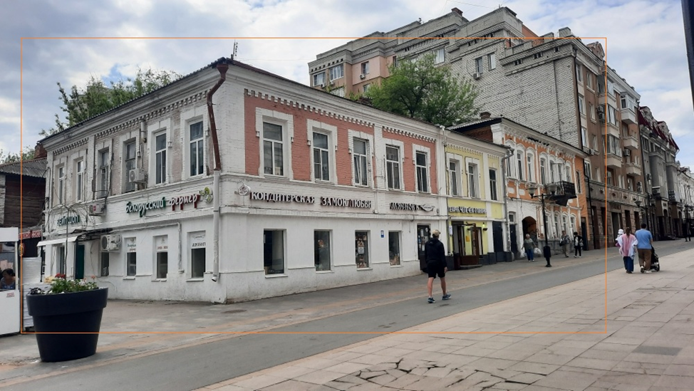 Когда-то оба дома стояли на одном дворовом месте, принадлежавшем   семье Осетровых.