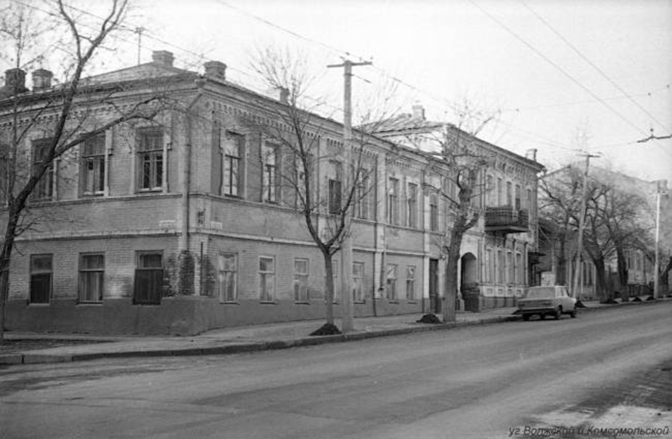 Так выглядели дома Осетровой и Овсяницкой в советское время. Волжская улица ещё не пешеходная. Ещё можно увидеть оригинальные дома Флеровского .Сейчас они в граните надстроены  этажами, совершенно потеряли свой исторический вид, в них элитные  магазины часов и «Da Vinci», ювелирный, одежды  «Sanleo» и «Ultimatum».