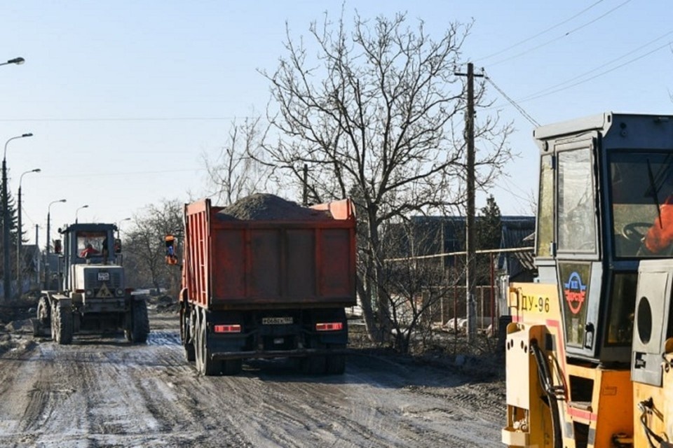    Ремонтные работы позволят обеспечить проезжаемость на автомобильной дороге для автобусного маршрута № 61, а также легковых и грузовых автомобилей. Фото: ТГ/Кулемзин