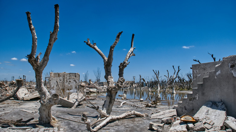https://www.islands.com/1870141/once-thriving-resort-town-abandoned-village-epecuen-argentina-under-saltwater-25-years-until-climate-change/?