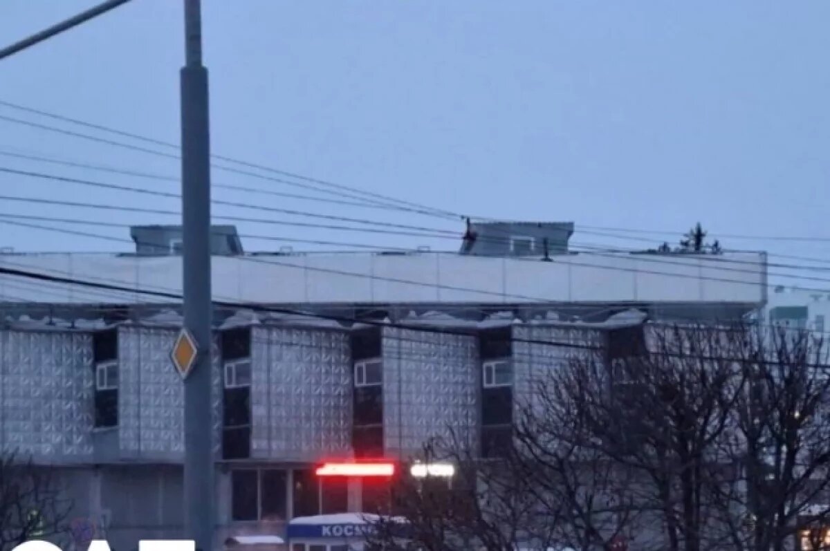    С фасада здания томского ТЦ сняли рекламные баннеры