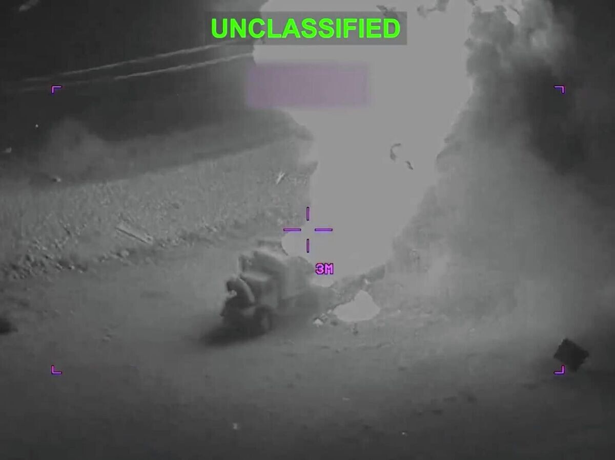    Кадры удара США по грузовику в Иране, стоящему на обочине с открытым капотом | © CENTCOM