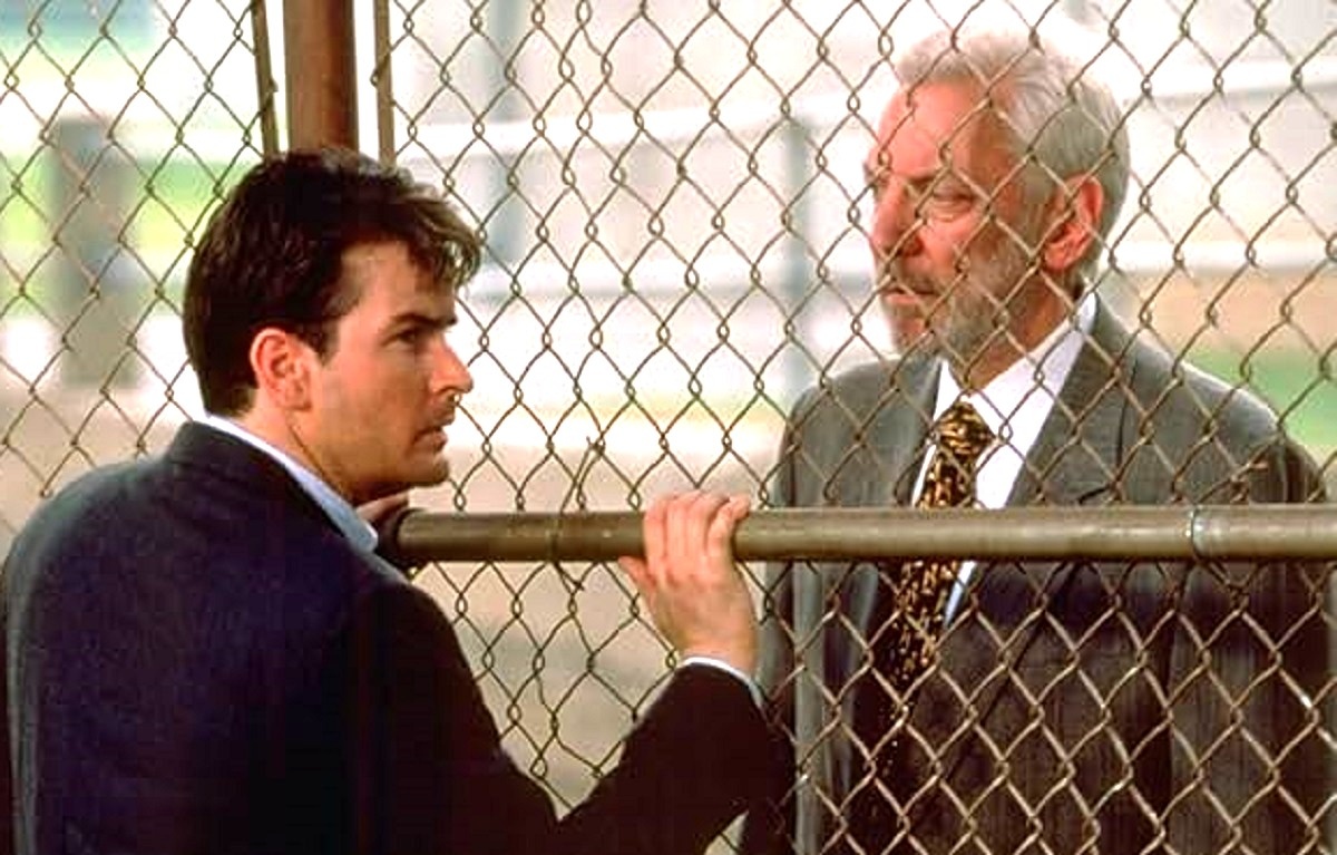 - А ещё, дядя Дональд, когда мы с вашим сыном Кифером в "Молодых стрелках" снимались, он там пил, курил и матерился! Вот! 