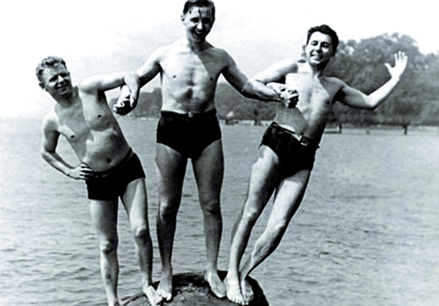 Герой повествования (в центре) в компании друзей.