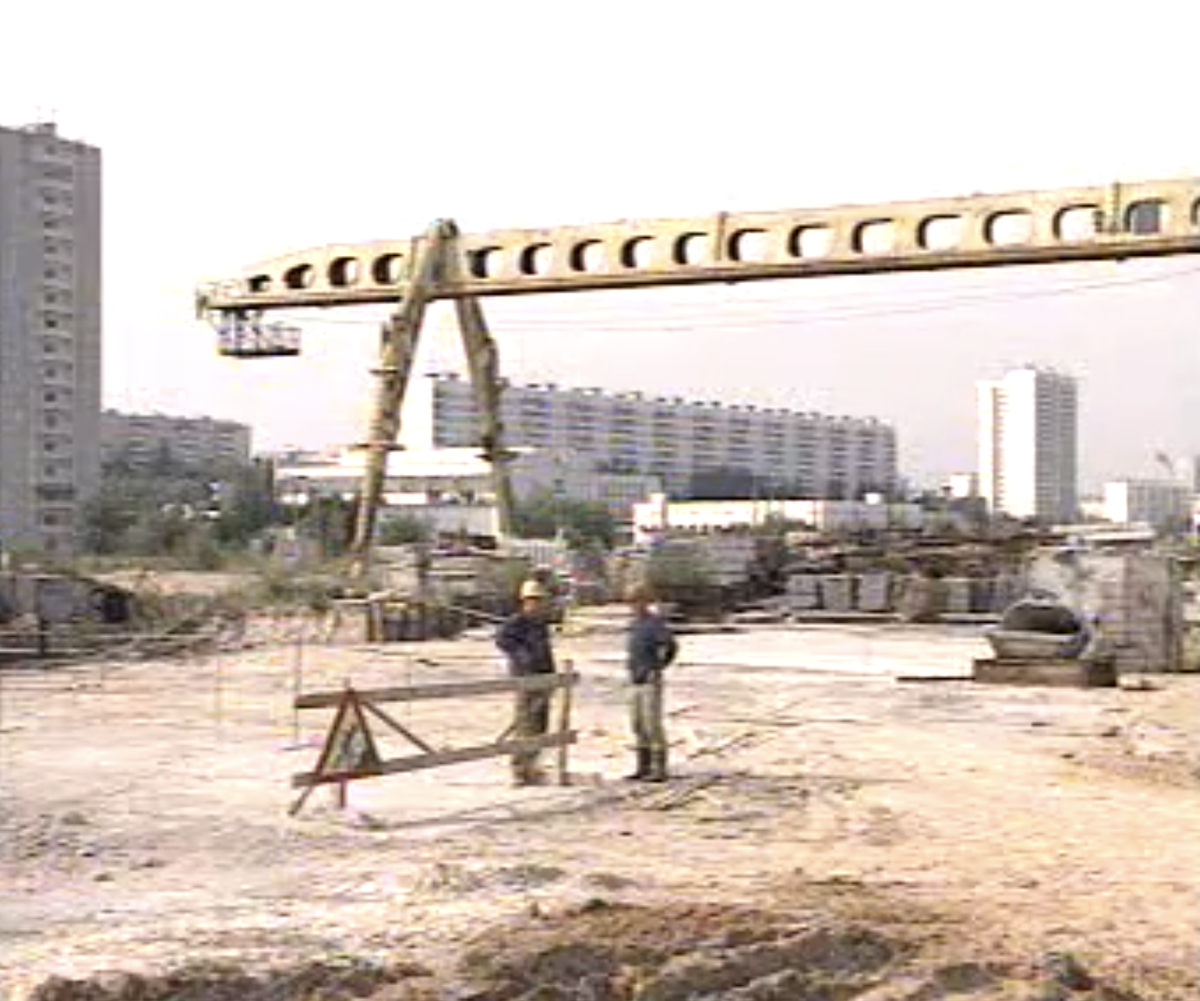 Строительство станции в 1997 году. Скриншот из видео. Так что за качество извините. Там изначально картинка не лучшая.