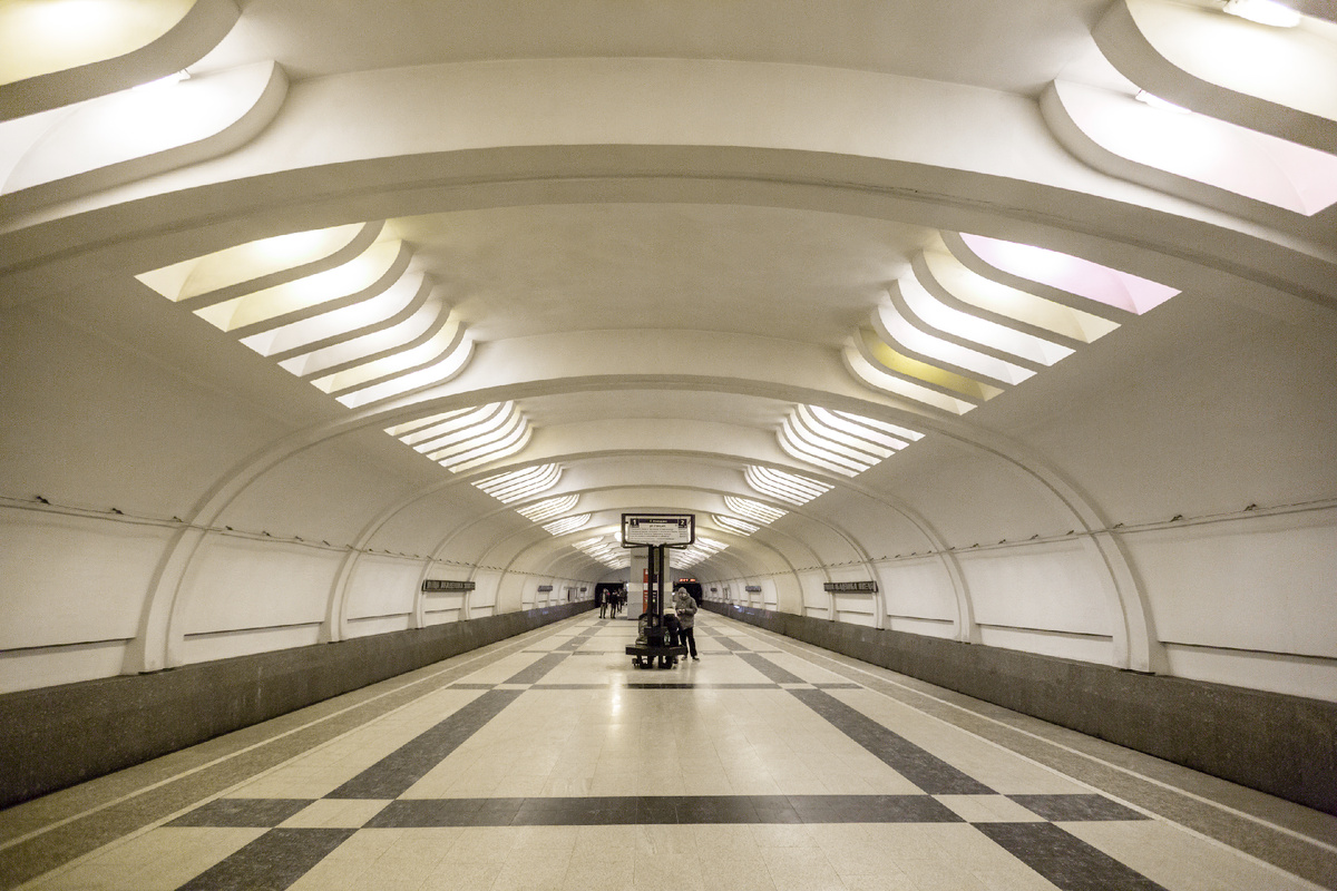 Станция "Улица Академика Янгеля", 2015. Фото, похоже, сильно обработано. Поэтому такое яркое освещение. Отсюда: https://ru.wikipedia.org