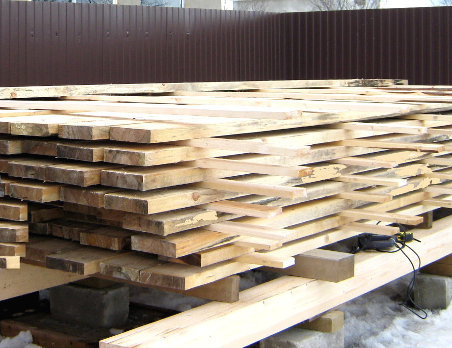 Фото 1. Сложили пиломатериал для хранения.