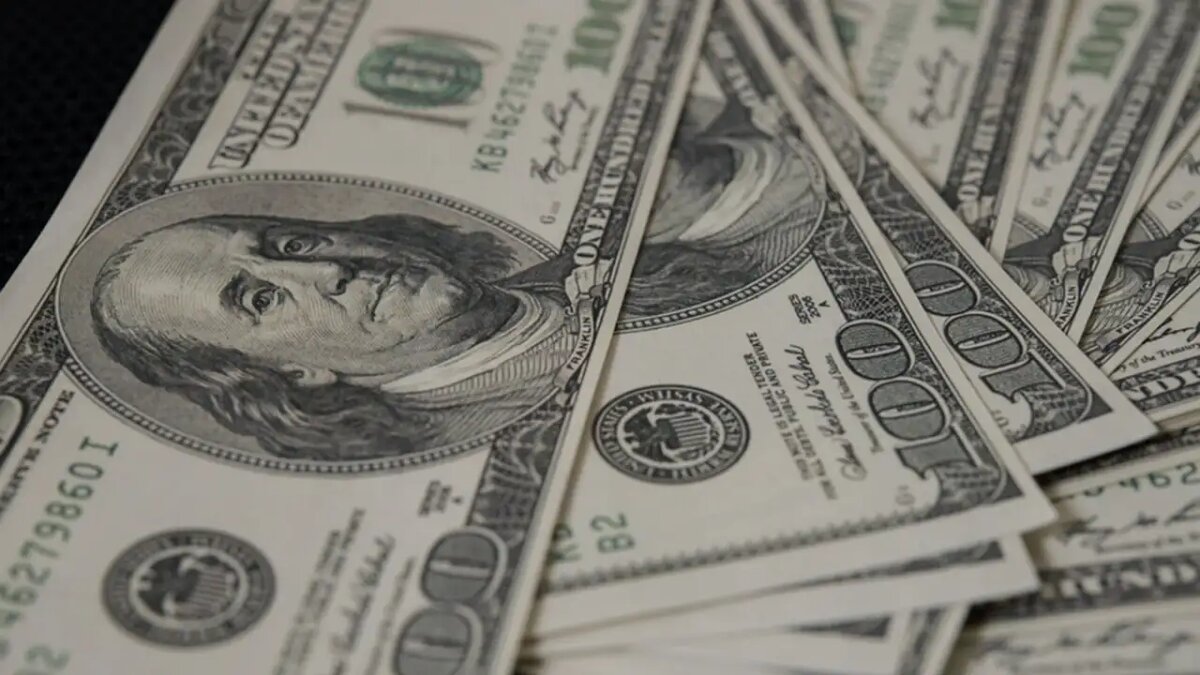    Наличные доллары США. © freepik.com/jcomp