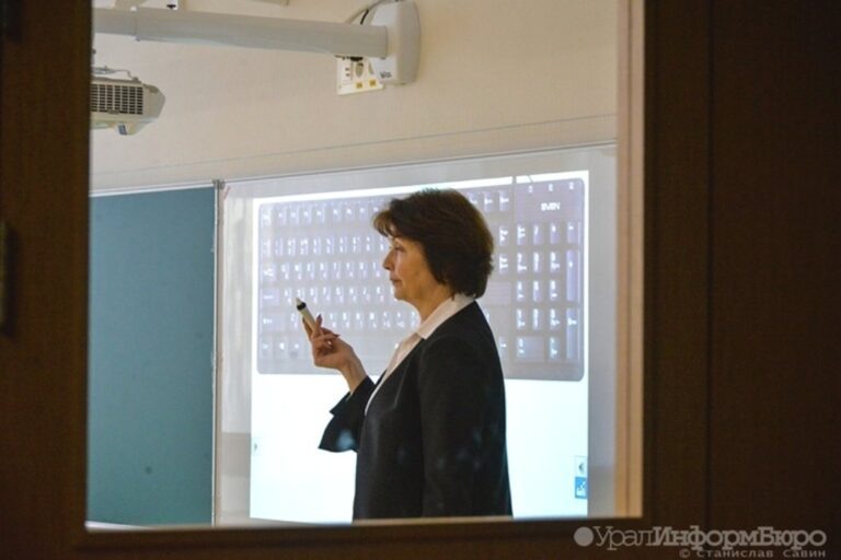    Иллюстрация к материалу: За оскорбление учителей и врачей предложили наказывать арестом