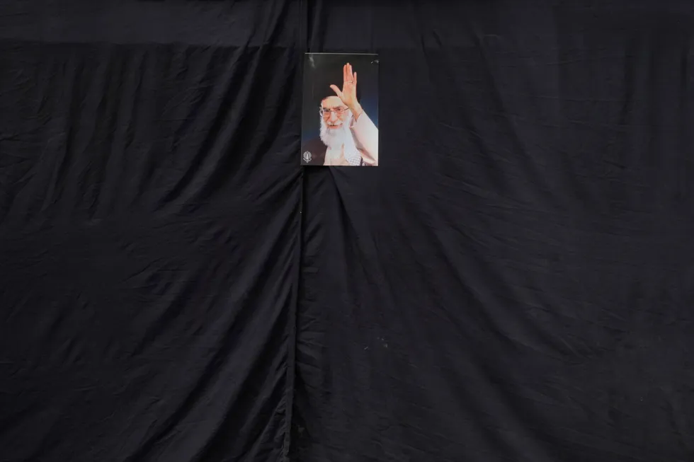 Фотография убитого верховного лидера Ирана аятоллы Али Хаменеи на стене мечети в Тегеране, 2 марта 2026 года