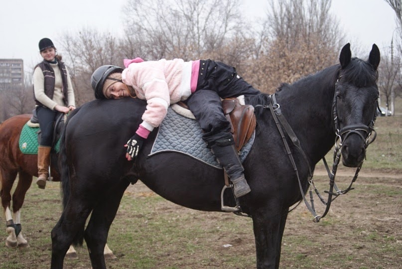 Кордон и Фархад (на заднем плане) еще совсем молодые парни...