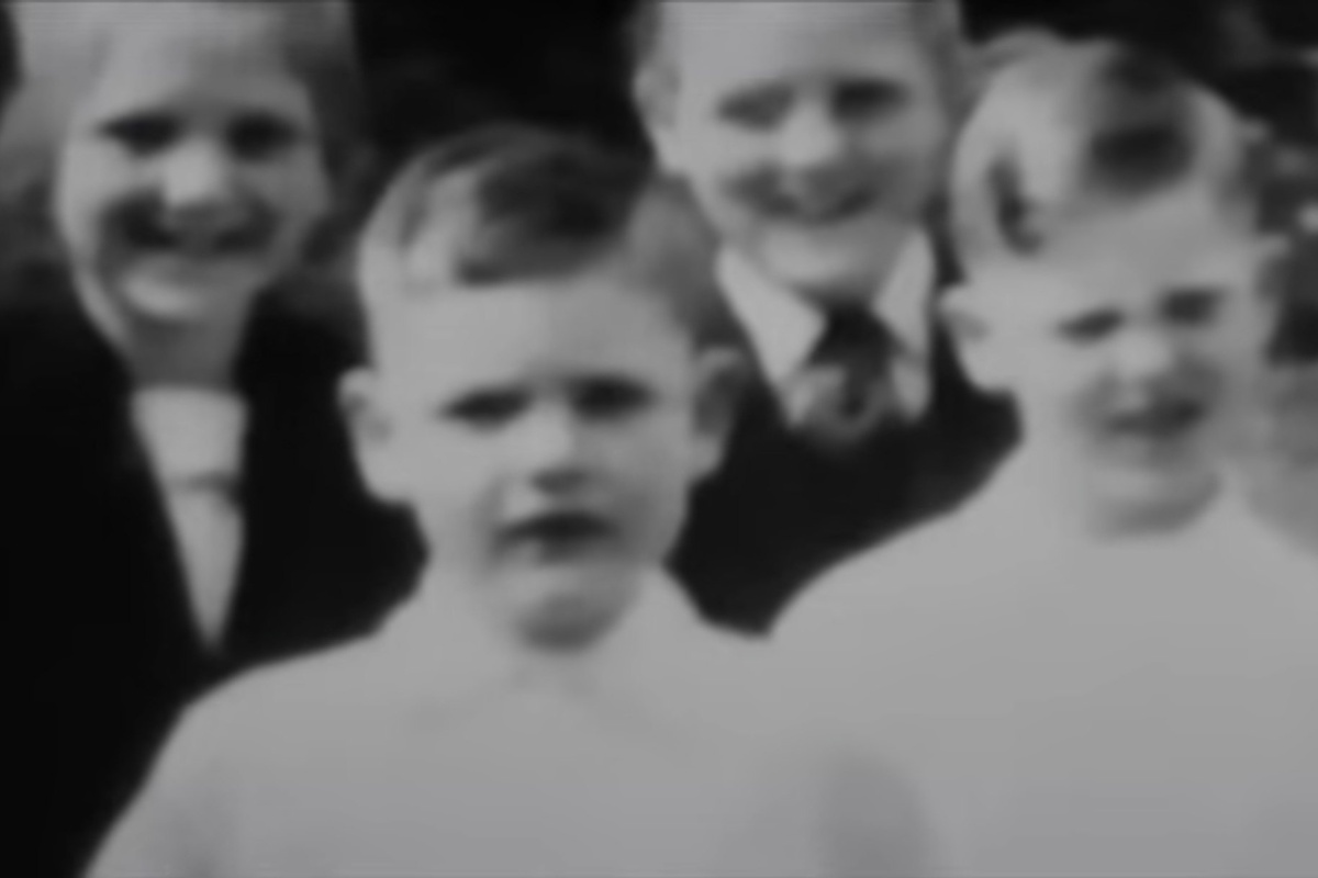 Маленький Роберт с братом. Скриншот видео YouTube "Crimefellas media"