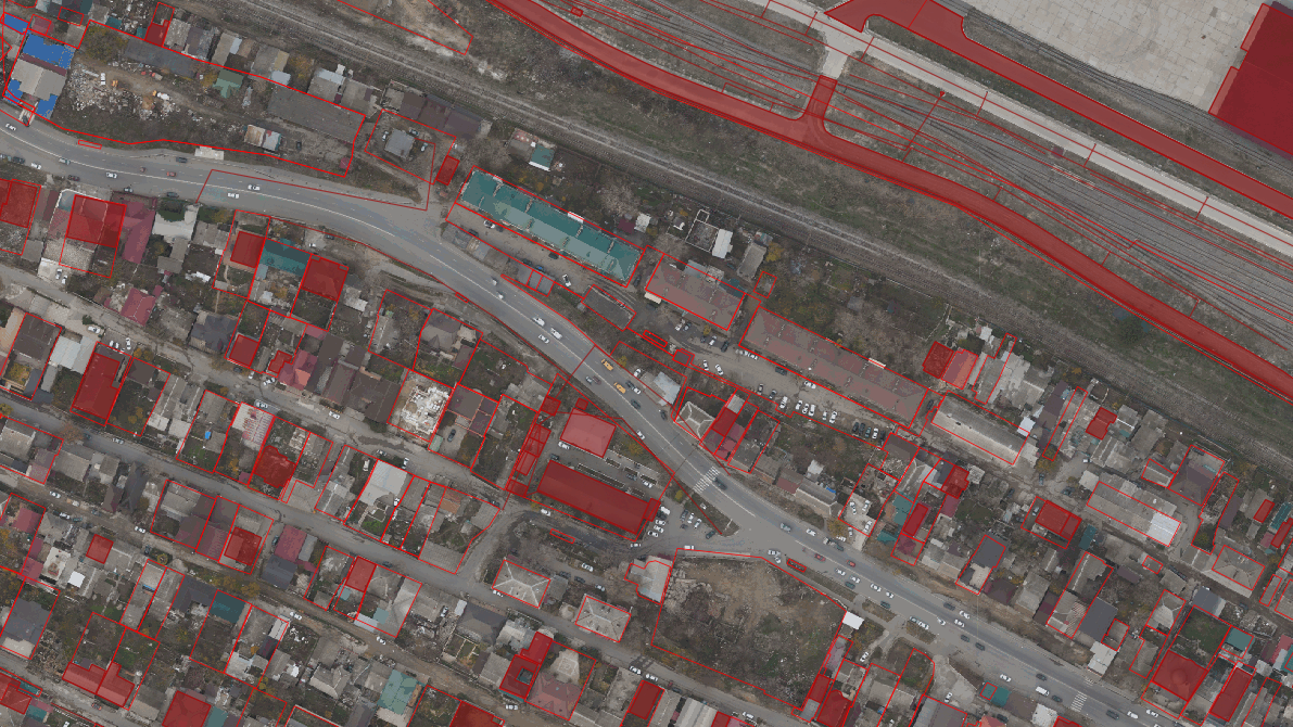 Фрагмент ортофотплана, на котором красным цветом выделены объекты капитального строительства, поставленные на учёт в ЕГРН с границами.