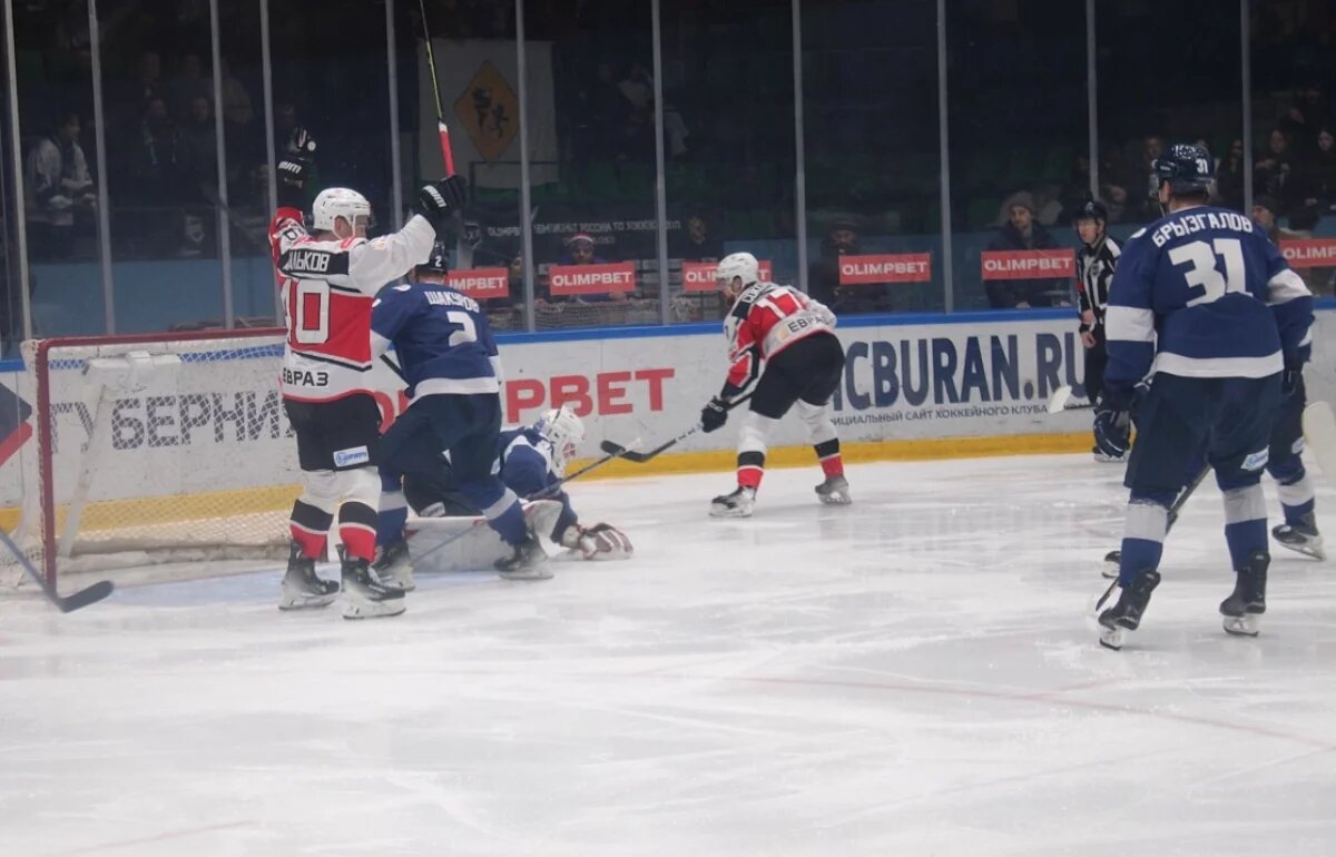    Хоккеисты «Бурана» проиграли дома красноярскому «Соколу»
