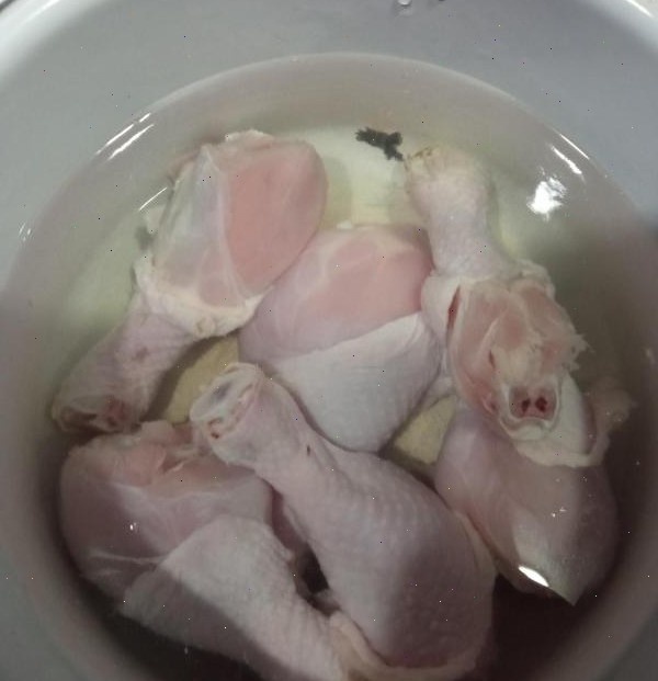 Вымачивать курицу можно и в воде, но в молоке получается куда вкуснее. А вот полезный совет - маринуйте ножки, плотно уложив их в банку. Так они точно будут полностью покрыты жидкостью.