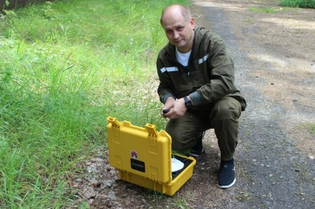    Сергей Гусев готовит к работе спутниковый геодезический прибор. Фото: Управление Росреестра по Пензенской области
