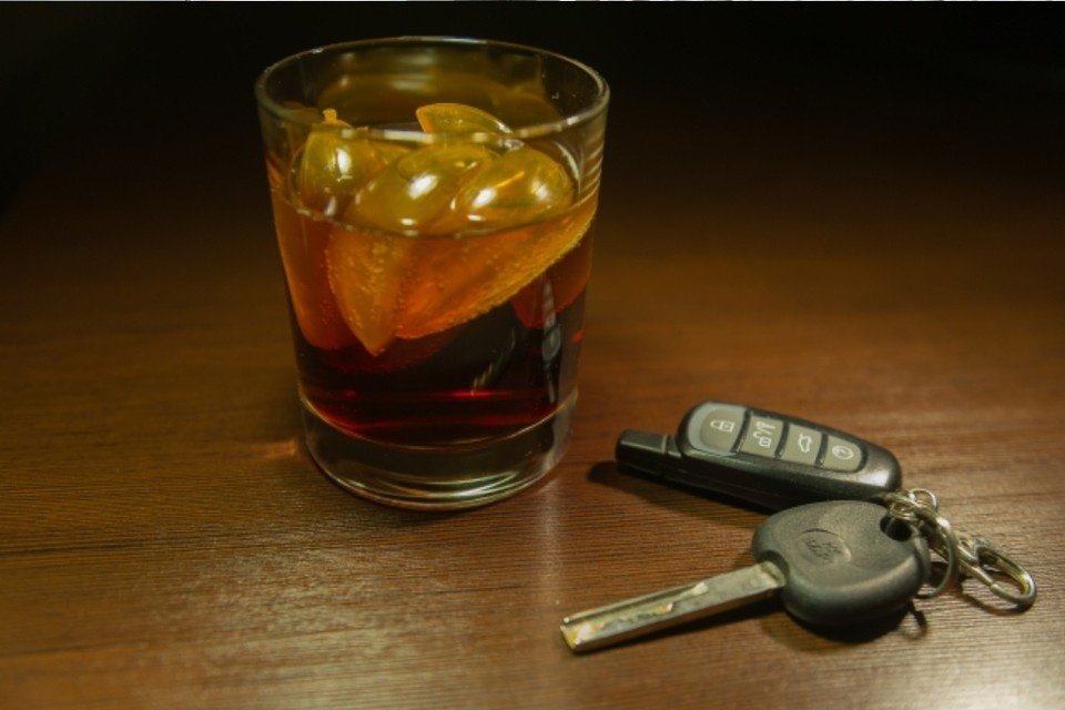    Хозяин авто уснул после застолья. Олег ЗОЛОТО