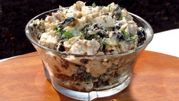 Салат с курицей и черносливом