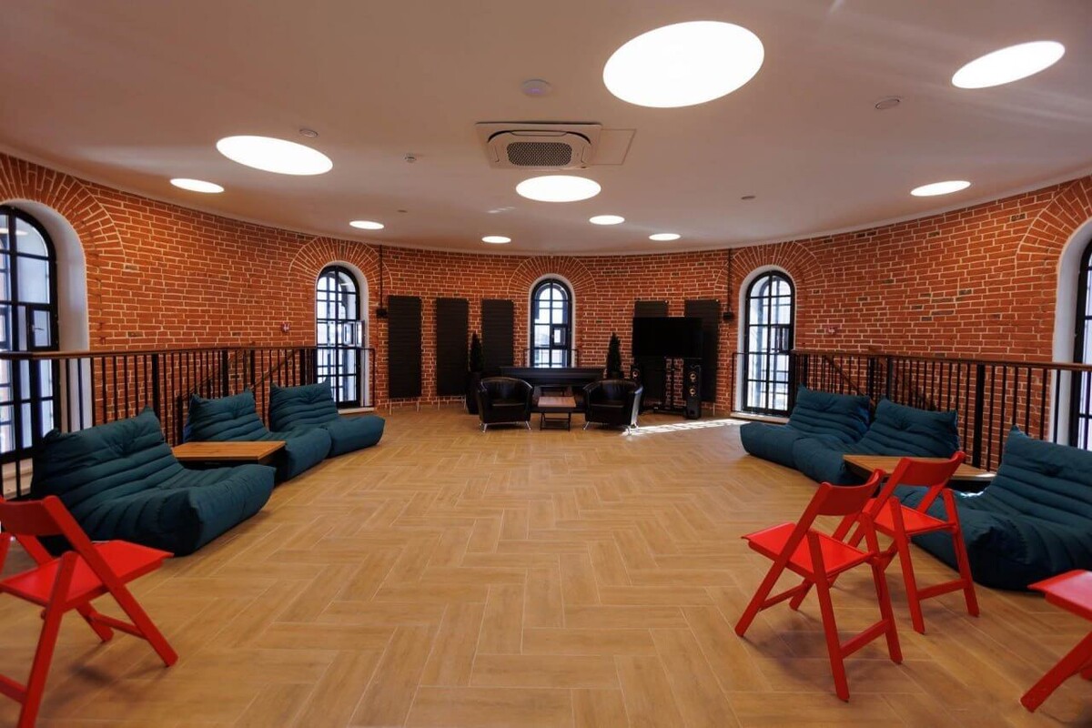 Современное оснащение мебелью и оборудованием