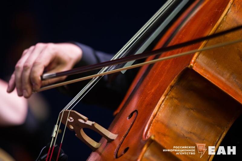    Игра на виолончели