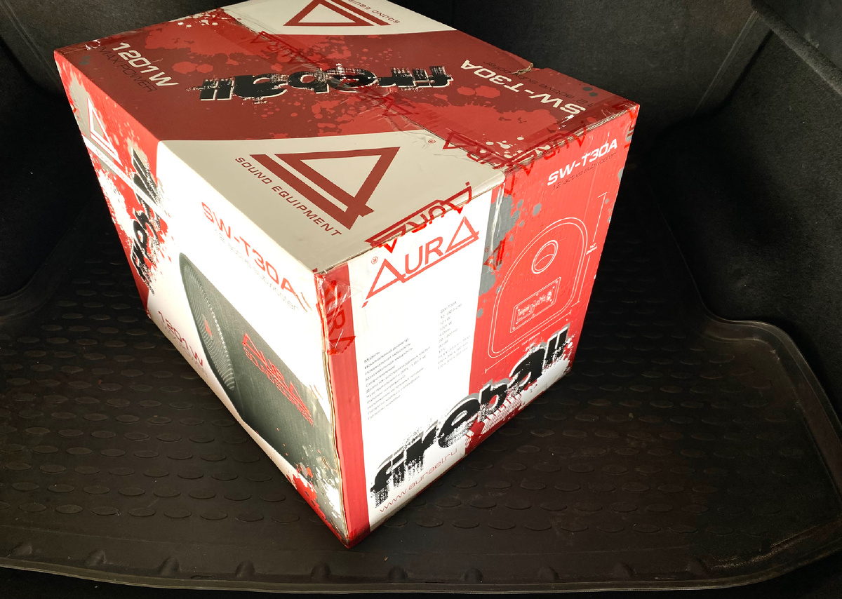 Размер коробки практически идентичен размеру сабвуфера- он там лежит практически в притирочку.