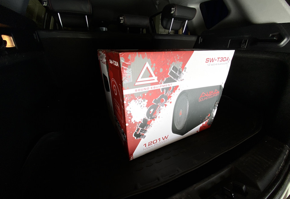 Размер коробки практически идентичен размеру сабвуфера- он там лежит практически в притирочку.