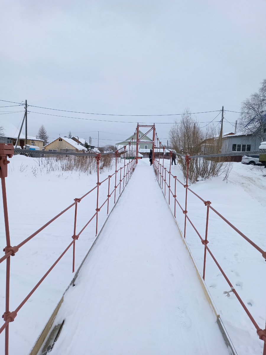 И по таким навесным мостам доставляем в отдаленные районы. 