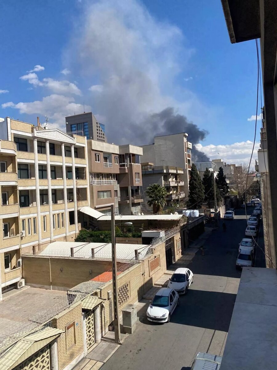 Взрыв от израильского ракетного удара в жилом районе (3 марта 2026). Тегеран © Sputnik / Stringer